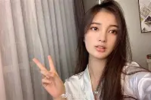天价穿搭引全网哗然！梅根单品溢价离谱带货人设彻底翻车遭全网质疑