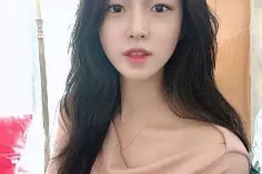 女星超大牌排场惹热议与男助理亲密举动引全网吵翻
