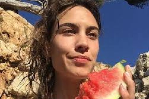 “耍大牌”被富婆贴脸开大口碑下滑是真性情还是低情商？